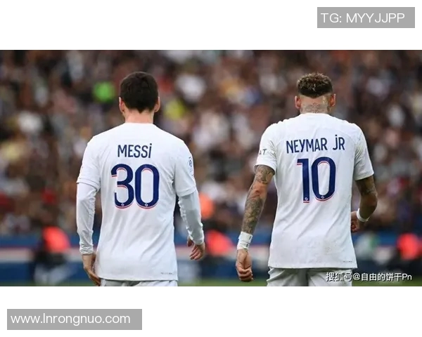 在浪漫巴黎街头邂逅足球巨星的奇妙瞬间与故事 在浪漫巴黎街头邂逅足球巨星的奇妙瞬间与故事