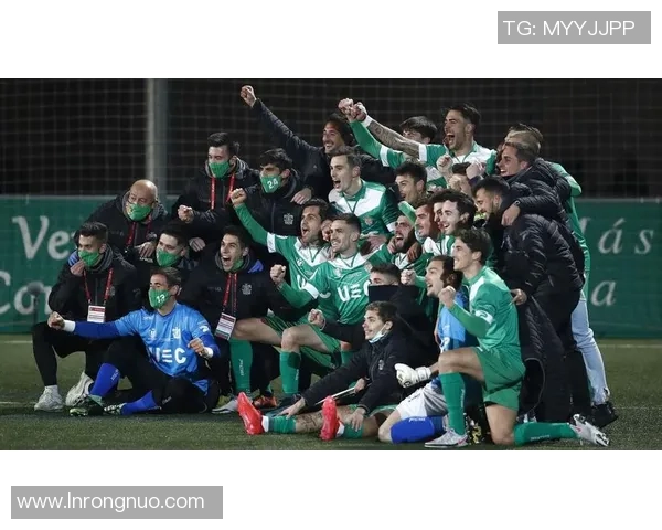 日本足球明星车内大脱身事件引发媒体热议与粉丝关注