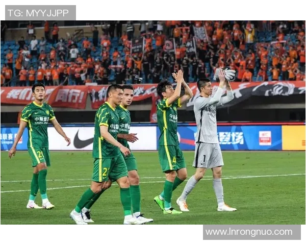 赛后分析:北京足球队与武汉足球队的战术对决与精彩瞬间回顾 赛后分析:北京足球队与武汉足球队的战术对决与精彩瞬间回顾