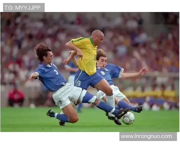 足球明星展现风采与魅力的精彩瞬间定格在镜头前的动人画面 足球明星展现风采与魅力的精彩瞬间定格在镜头前的动人画面